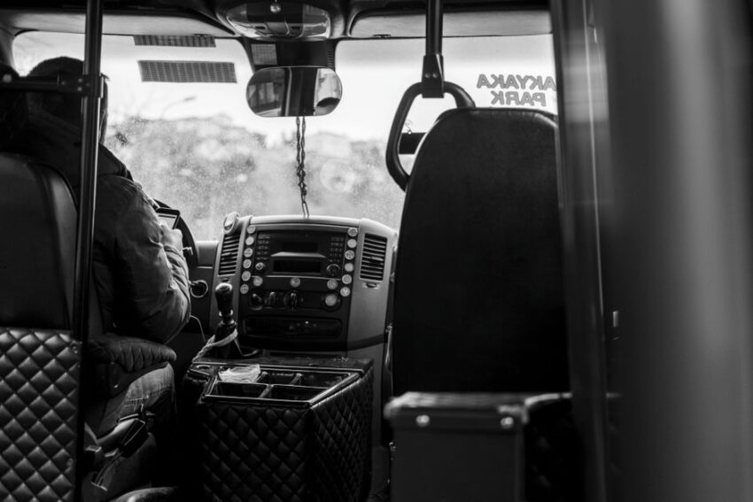 Een buschauffeur in uniform die een bus bestuurt, symboliseert de uitdaging van de buschauffeur vacature bij EBS.