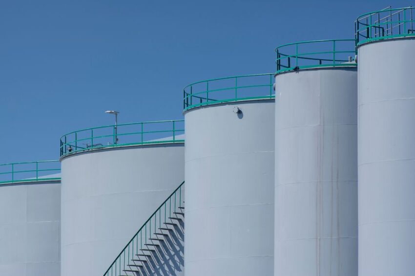 Een moderne zakelijke energieopslagoplossing met zonnepanelen en laadpalen voor duurzame energievoorziening.